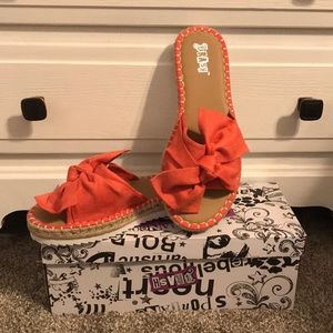 BN Coral slide on’s Super cute.